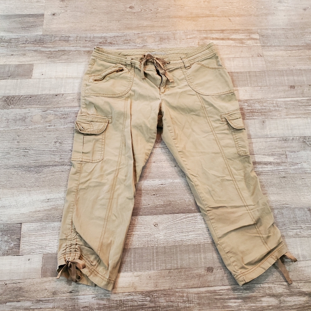 Faded glory size 8 women's khaki cargo style capris